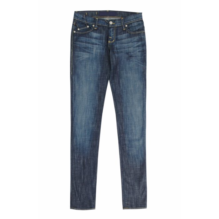 Slanke denim jeans met lichte wassing en subtiele slijtage details, op witte achtergrond.